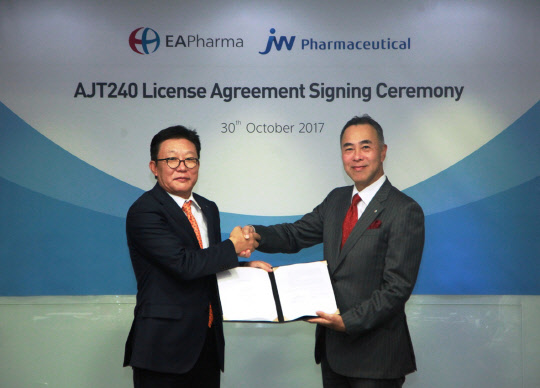 한성권 JW중외제약 대표(왼쪽)와 유지 마쓰에 에자이그룹 EA제약 대표가 혈액투석환자를 위한 이차성 부갑상선 기능항진증(SHPT) 치료제 'AJT240'에 대한 국내 임상 및 판매 라이선스계약을 체결하고 기념 촬영을 하고 있다.(JW중외제약 제공)